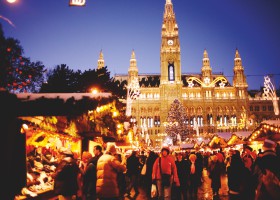 Christmas markets in front of Rathaus (c) WienTourismus