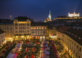 christmas-markets-with-castle.jpg