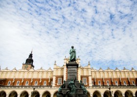 Sukiennice and Mickiewicz monument (c) Tomasz Stankiewicz