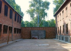 Death wall (c) www.auschwitz.org