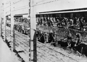 Prisoners digging ditches (c) www.auschwitz.org