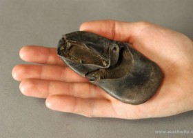 A child's shoe (c) www.auschwitz.org