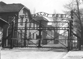 The entrance gate (c) www.auschwitz.org